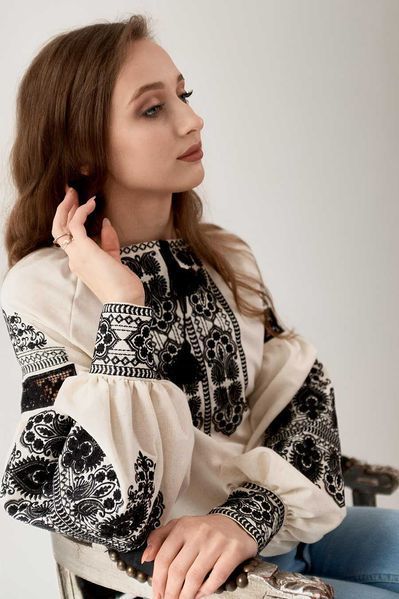 Вишиванка жіноча &ldquo;Вензель&rdquo; &mdash; льон невибілений, чорна вишивка VW07 фото